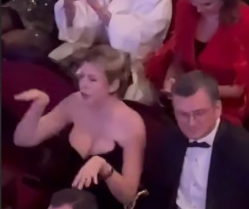 Голосует грудью за Зе. Украинцы обозлены танцами декольтированной любовницы Кулебы