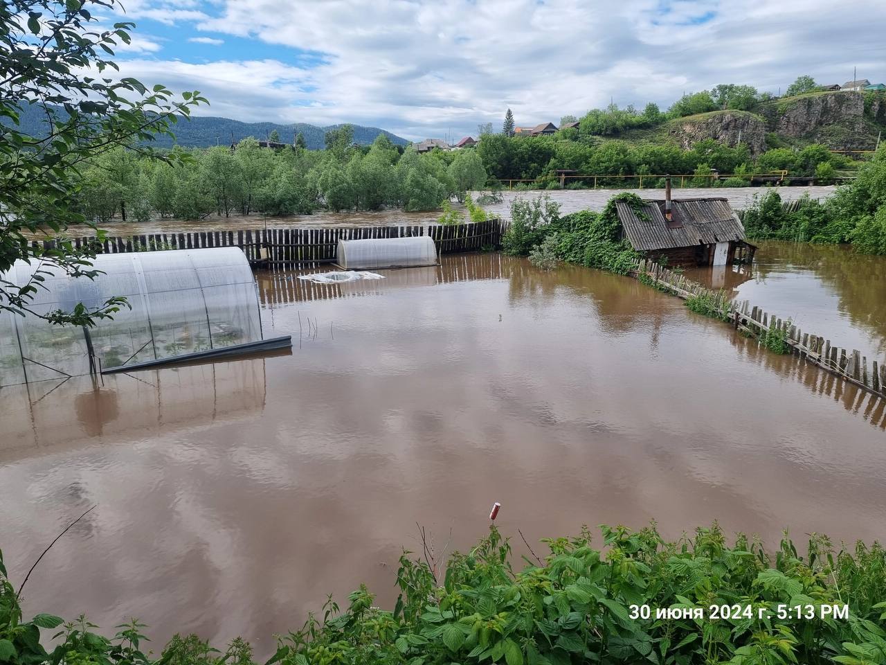 Уходит под воду: челябинское село Орловка затопила река Катав