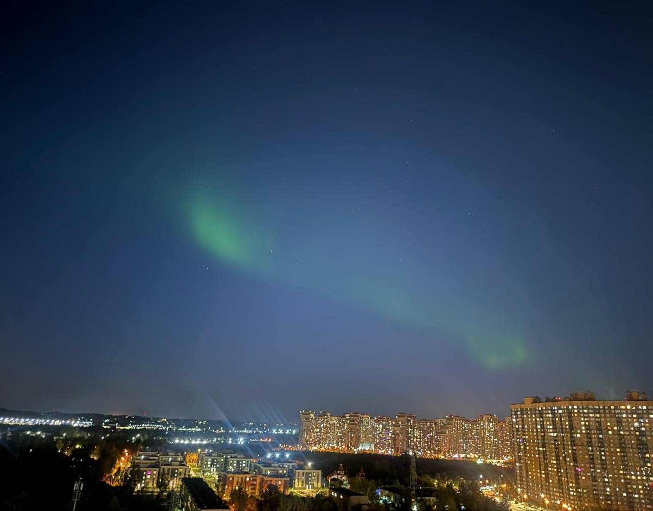 Северное сияние не только в Мурманске: Небо над Россией озарила яркая вспышка