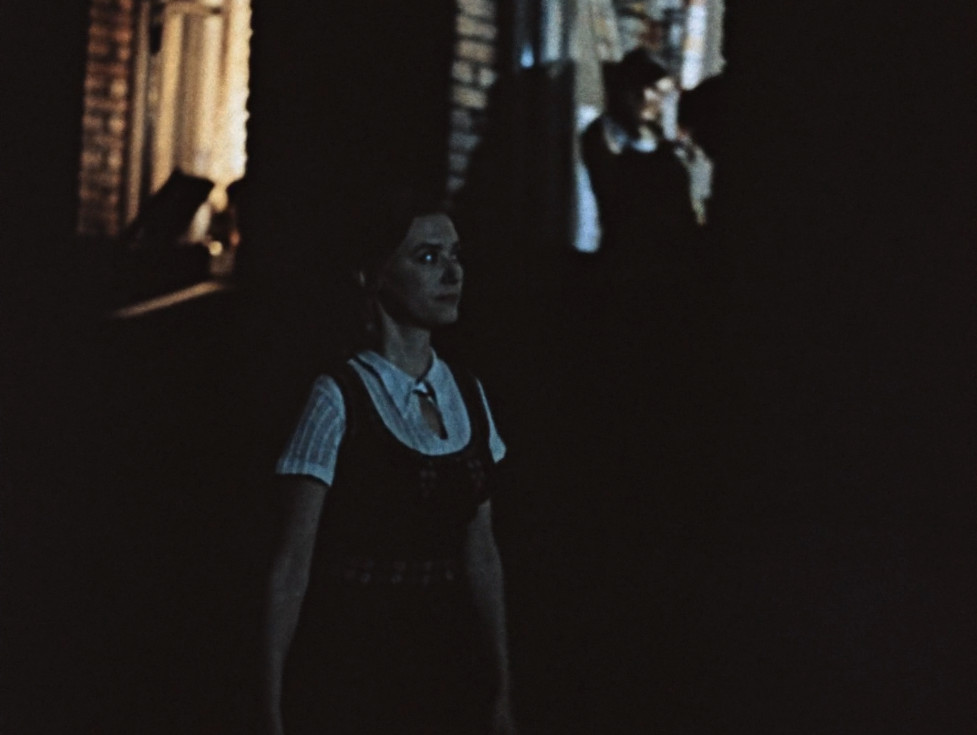 Внимание на босоножки и часы. Киноляпы в "Москва слезам не верит": Что мы не заметили в оскароносном фильме