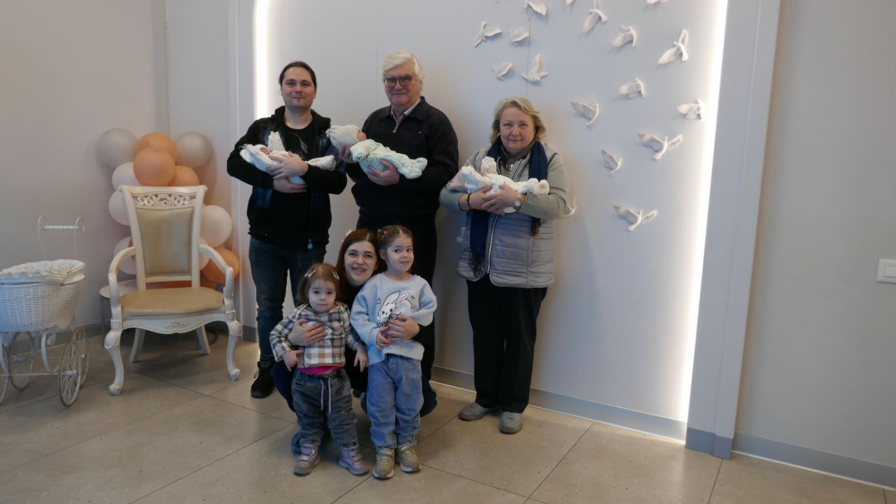 Мама Даша родила тройню. Теперь в семье пять дочек: Самое доброе интервью в канун Нового года