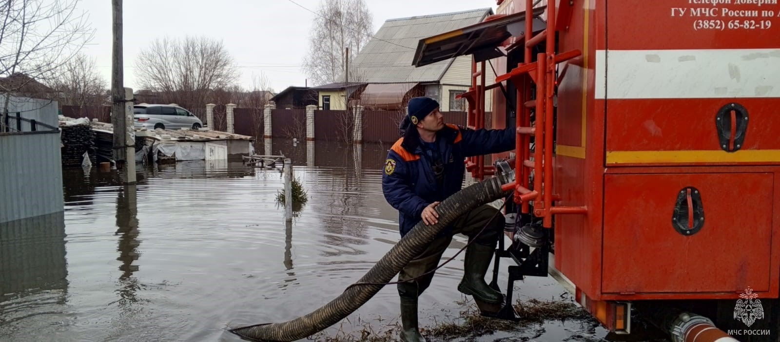 Талые воды затопили дома: в Алтайском крае ввели режим ЧС из-за паводка