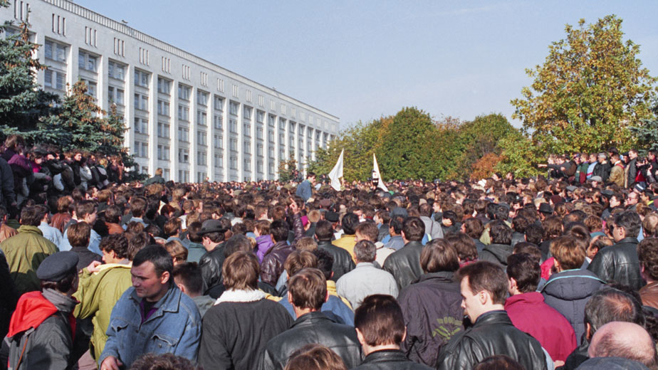 Что произошло 5 октября. Октябрь 1993 штурм Останкино. События 1993 года. Митинг около белого дома 1993.