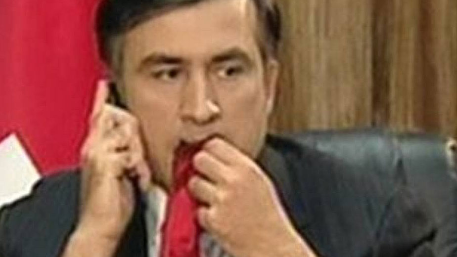 Саакашвили ест галстук фото