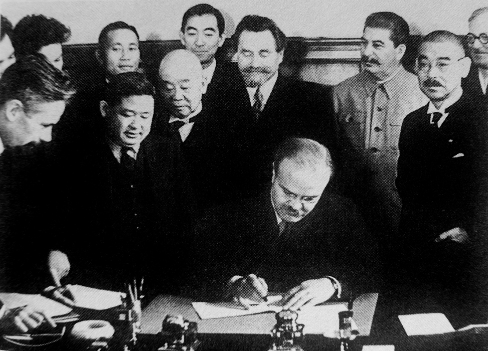 Почему пакт Сталина с Германией осуждают, а пакт с Японией – игнорируют?