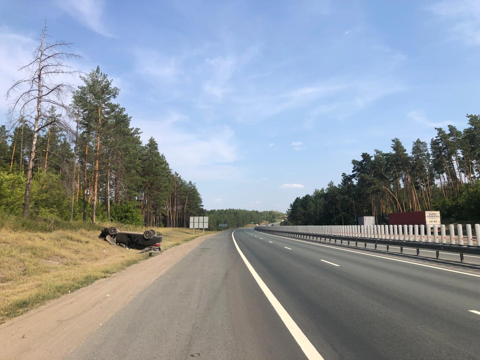 Атаковала дерево: в Самарской области девушка на Chevrolet перевернулась,  вылетев с трассы