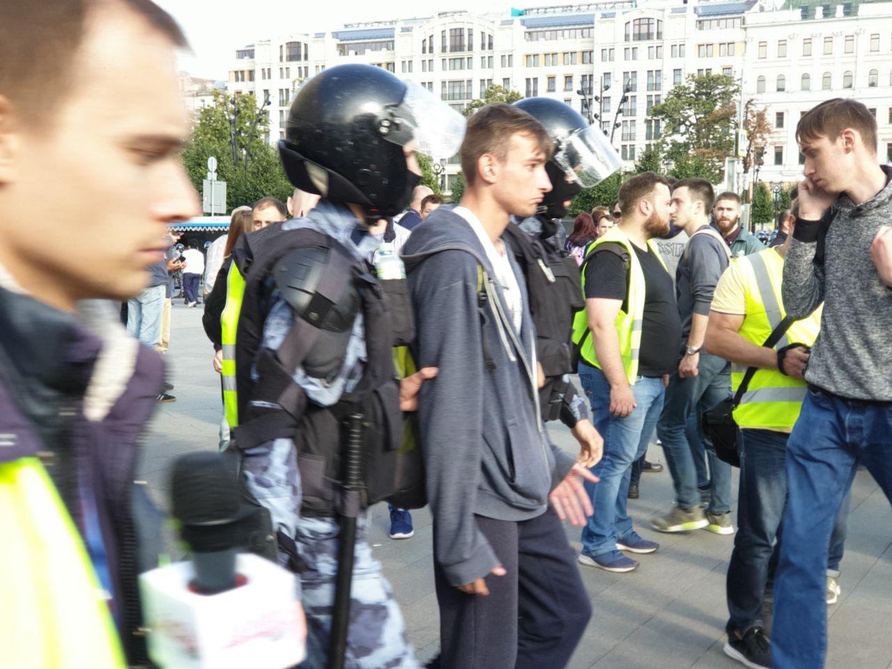 человек торопится. работник офиса. сотрудник сбежал. мастера культуры сбежали из россии. сотрудник сбежал.