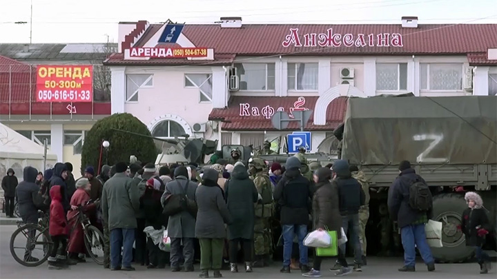 Русские военные раздают гуманитарную помощь жителям Херсона. Скриншот кадра видео Минобороны России