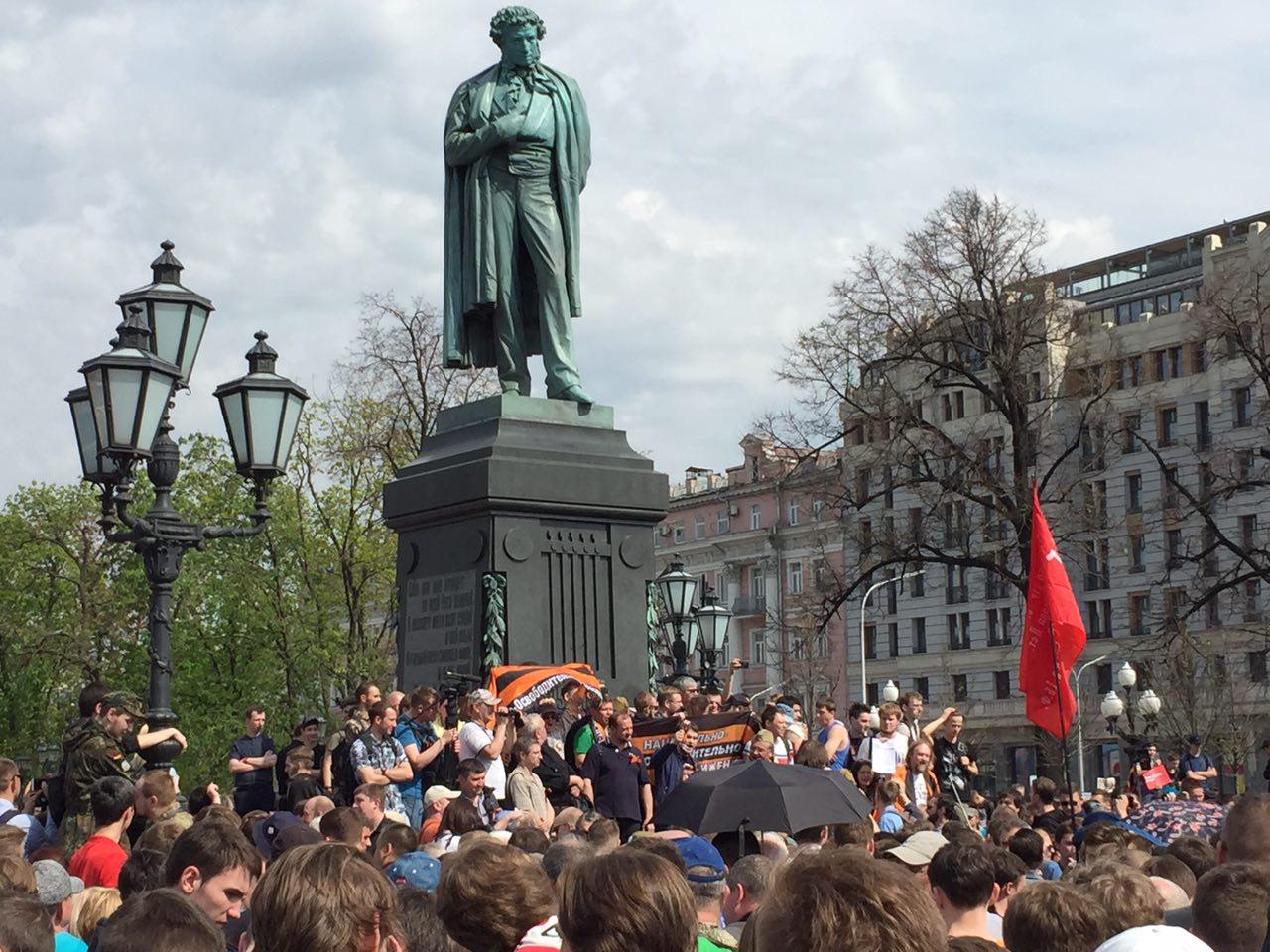 Митинг открытие памятника. Памятник а. с. Пушкину (Москва, Пушкинская площадь). Памятник Пушкину на Пушкинской площади. Памятник Пушкину Москва протесты. Около памятника Пушкину.