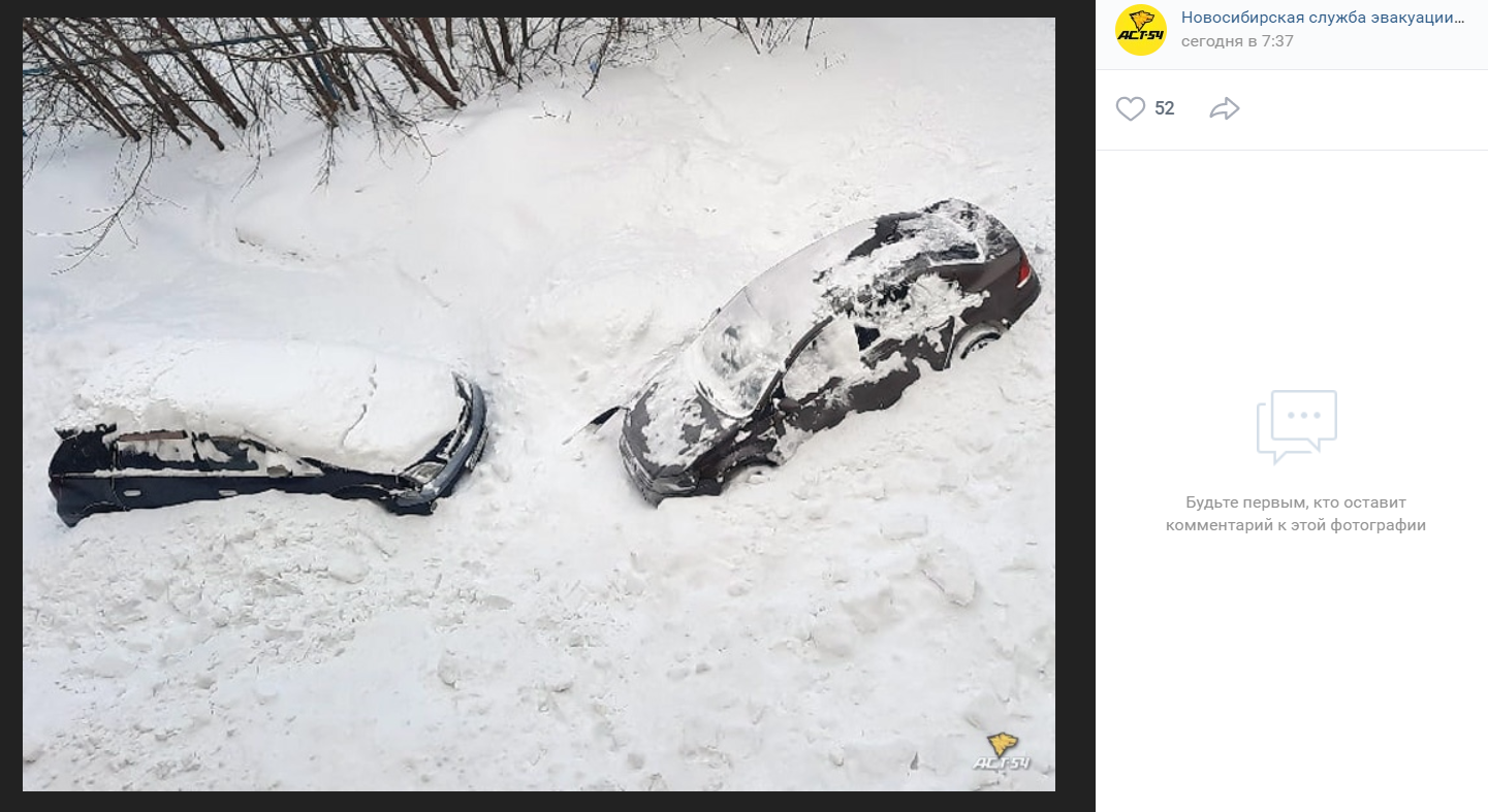 В Новосибирске лавина снега обрушилась на припаркованные возле дома  автомобили